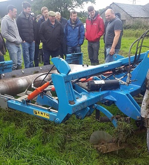 Group of people looking at a sward lifter