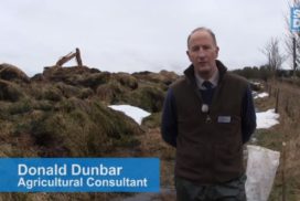 Photo agricultural consultant in front of a midden