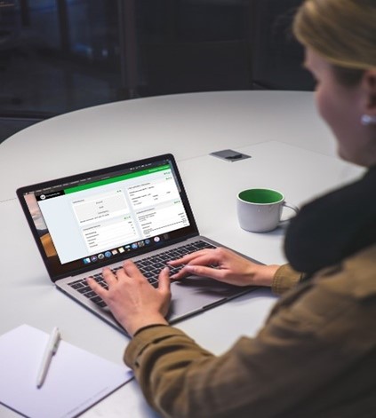 Lady typing at a laptop